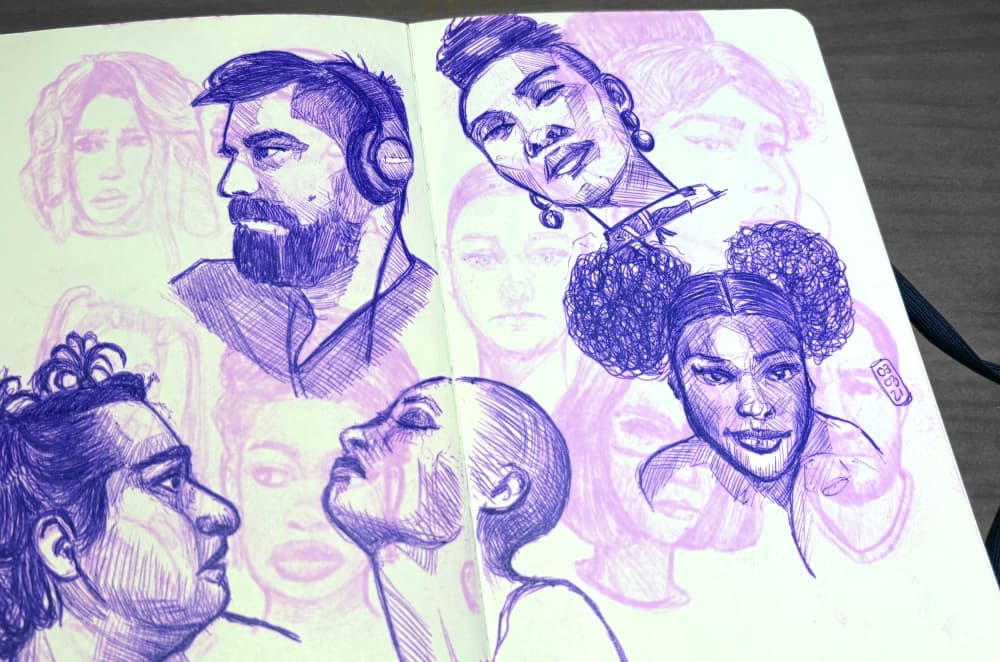 Página de cuaderno con dibujos a lápiz